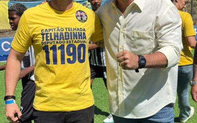 Flávio Bolsonaro e Telhadinha jogam futebol com crianças